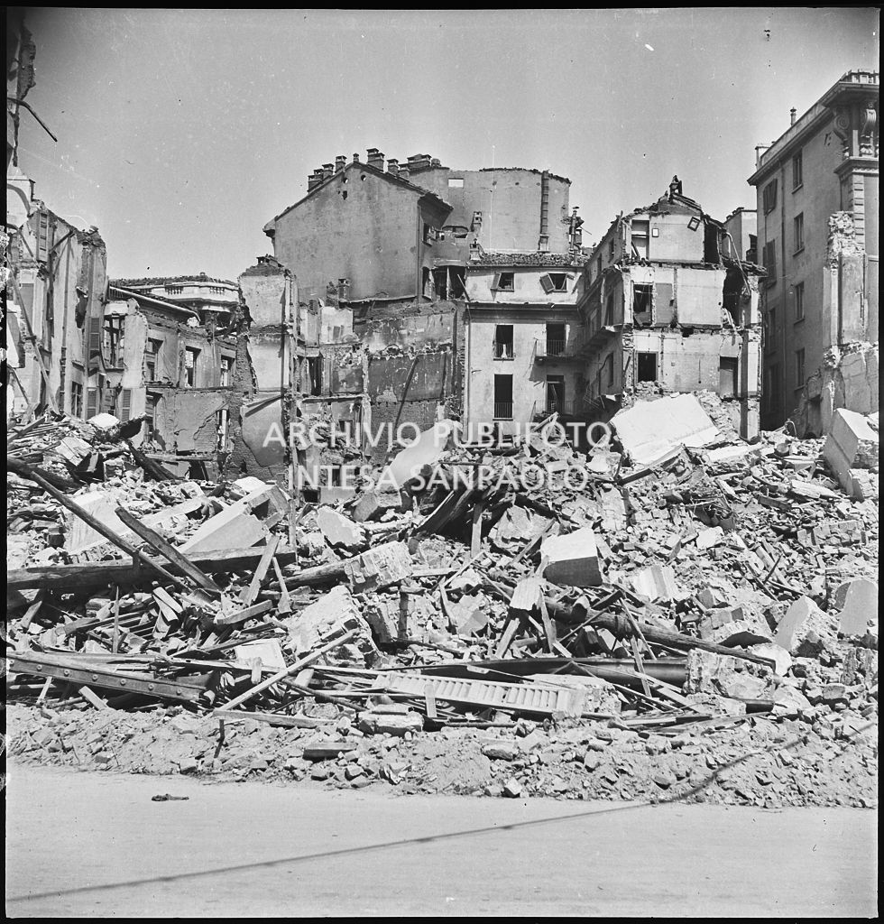 Macerie degli edifici distrutti dai bombardamenti nei pressi di via della Guastalla