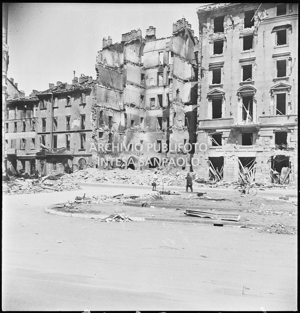 Edifici sventrati dai bombardamenti nei pressi di via della Guastalla a Milano