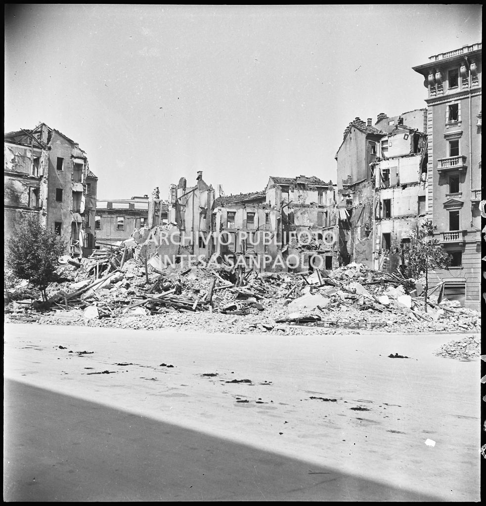 Macerie degli edifici distrutti dai bombardamenti nei pressi di via della Guastalla