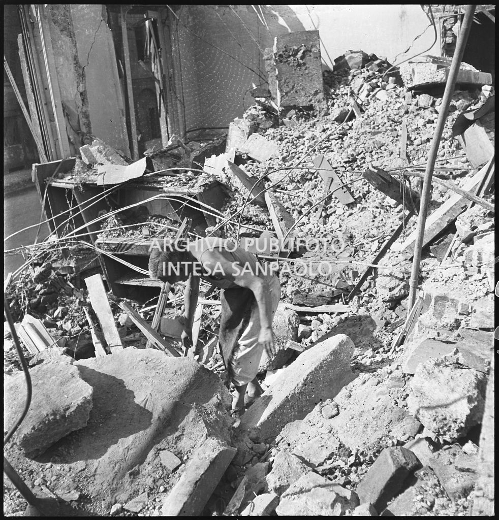 Cumulo di macerie degli edifici bombardati in via Beno de' Gozzadini (via che oggi non esiste più, collegava corso Italia all'allora corso Roma, oggi corso di Porta Romana)