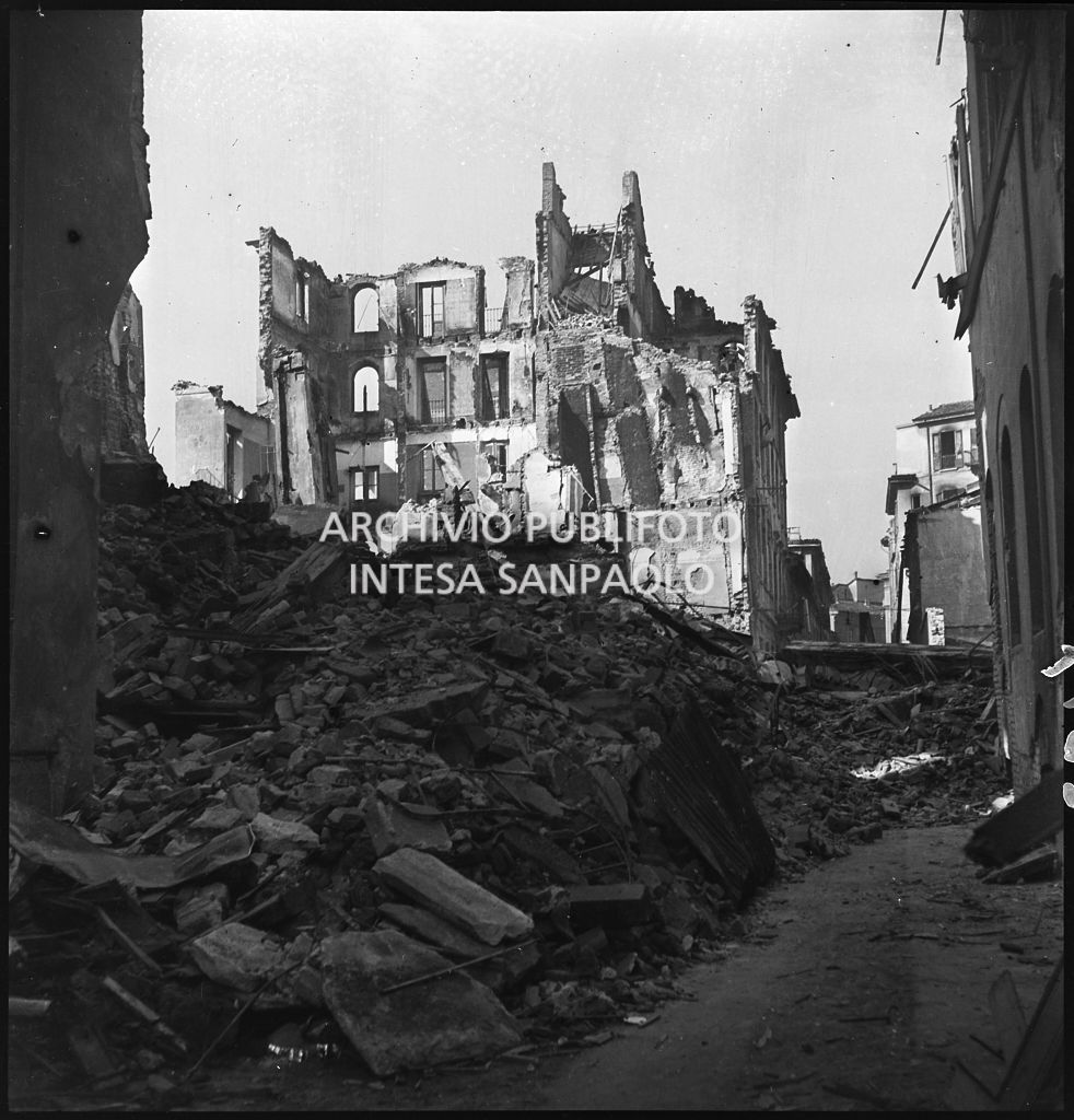 Via Beno de' Gozzadini (via che oggi non esiste più, collegava corso Italia all'allora corso Roma, oggi corso di Porta Romana) ingombra delle macerie degli edifici distrutti dai bombardamenti