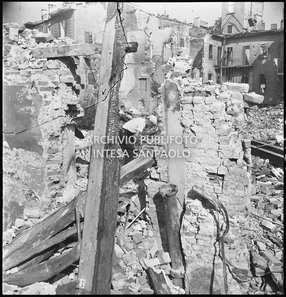 Macerie degli edifici distrutti dai bombardamenti in via Beno de' Gozzadini (via che oggi non esiste più, collegava corso Italia all'allora corso Roma, oggi corso di Porta Romana)