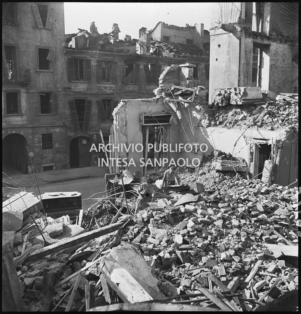 Macerie degli edifici distrutti dai bombardamenti in via Beno de' Gozzadini  (via che oggi non esiste più, collegava corso Italia all'allora corso Roma, oggi corso di Porta Romana)