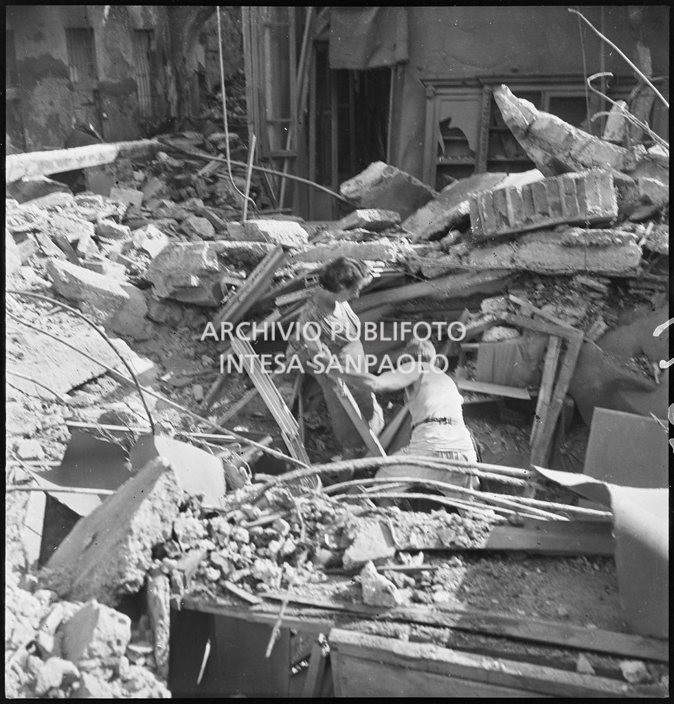 Macerie degli edifici distrutti dai bombardamenti in via Beno de' Gozzadini  (via che oggi non esiste più, collegava corso Italia all'allora corso Roma, oggi corso di Porta Romana)