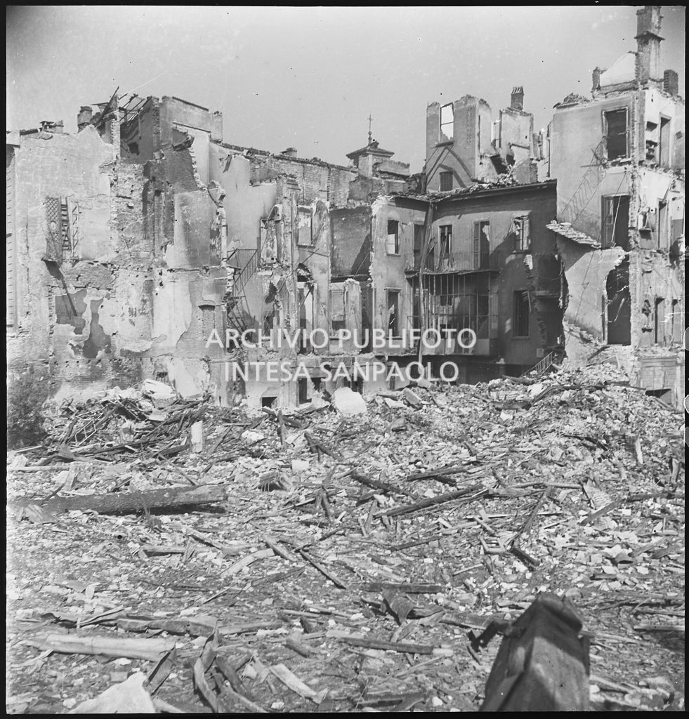 Macerie degli edifici distrutti dai bombardamenti in via Beno de' Gozzadini   (via che oggi non esiste più, collegava corso Italia all'allora corso Roma, oggi corso di Porta Romana)