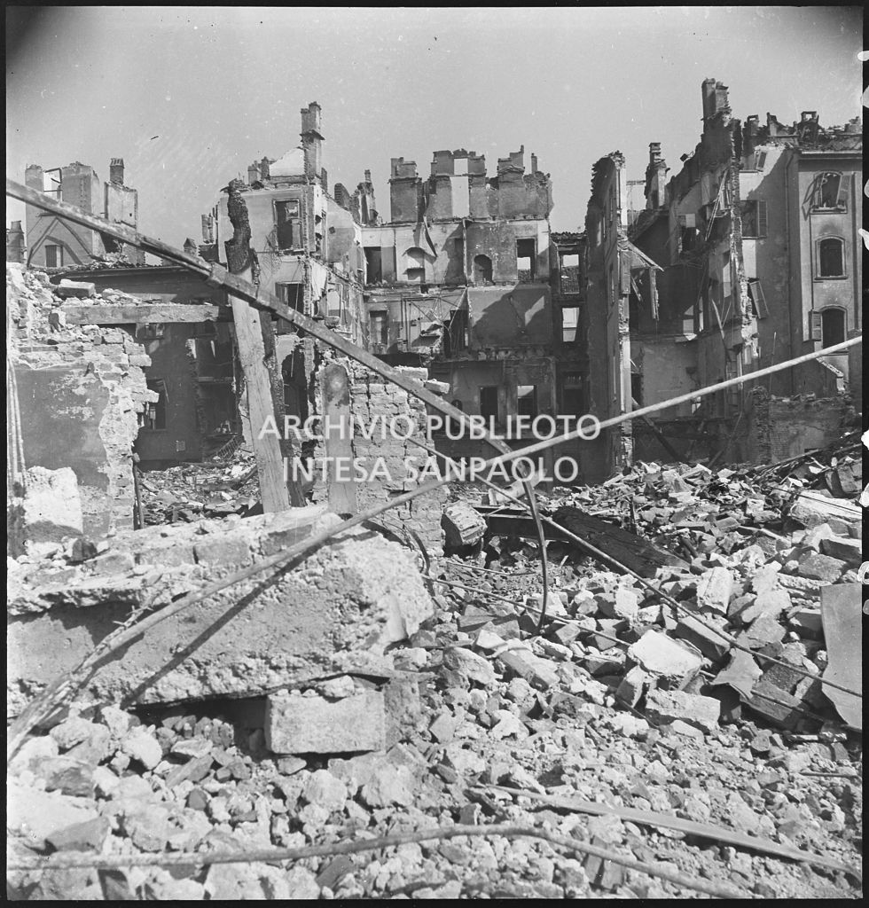 Macerie degli edifici distrutti dai bombardamenti in via Beno de' Gozzadini  (via che oggi non esiste più, collegava corso Italia all'allora corso Roma, oggi corso di Porta Romana)