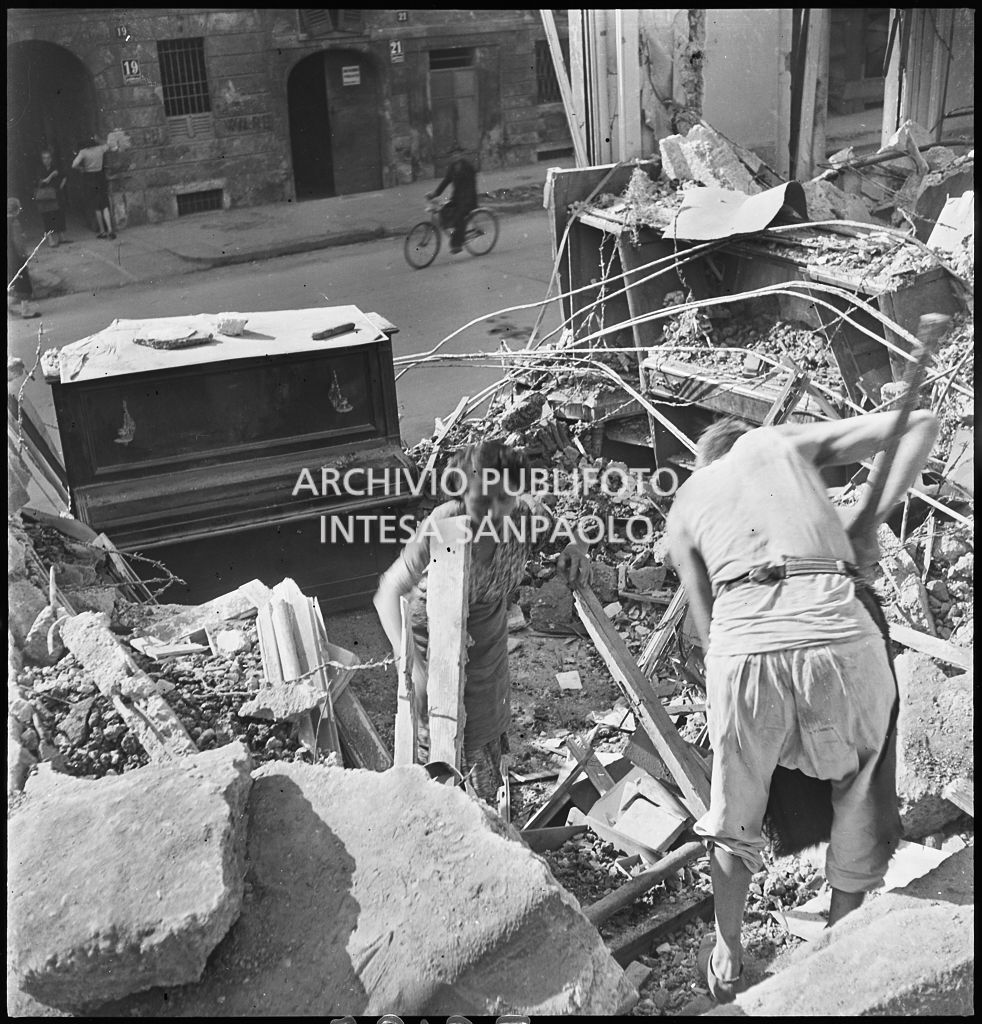 Macerie degli edifici distrutti dai bombardamenti in via Beno de' Gozzadini  (via che oggi non esiste più, collegava corso Italia all'allora corso Roma, oggi corso di Porta Romana)