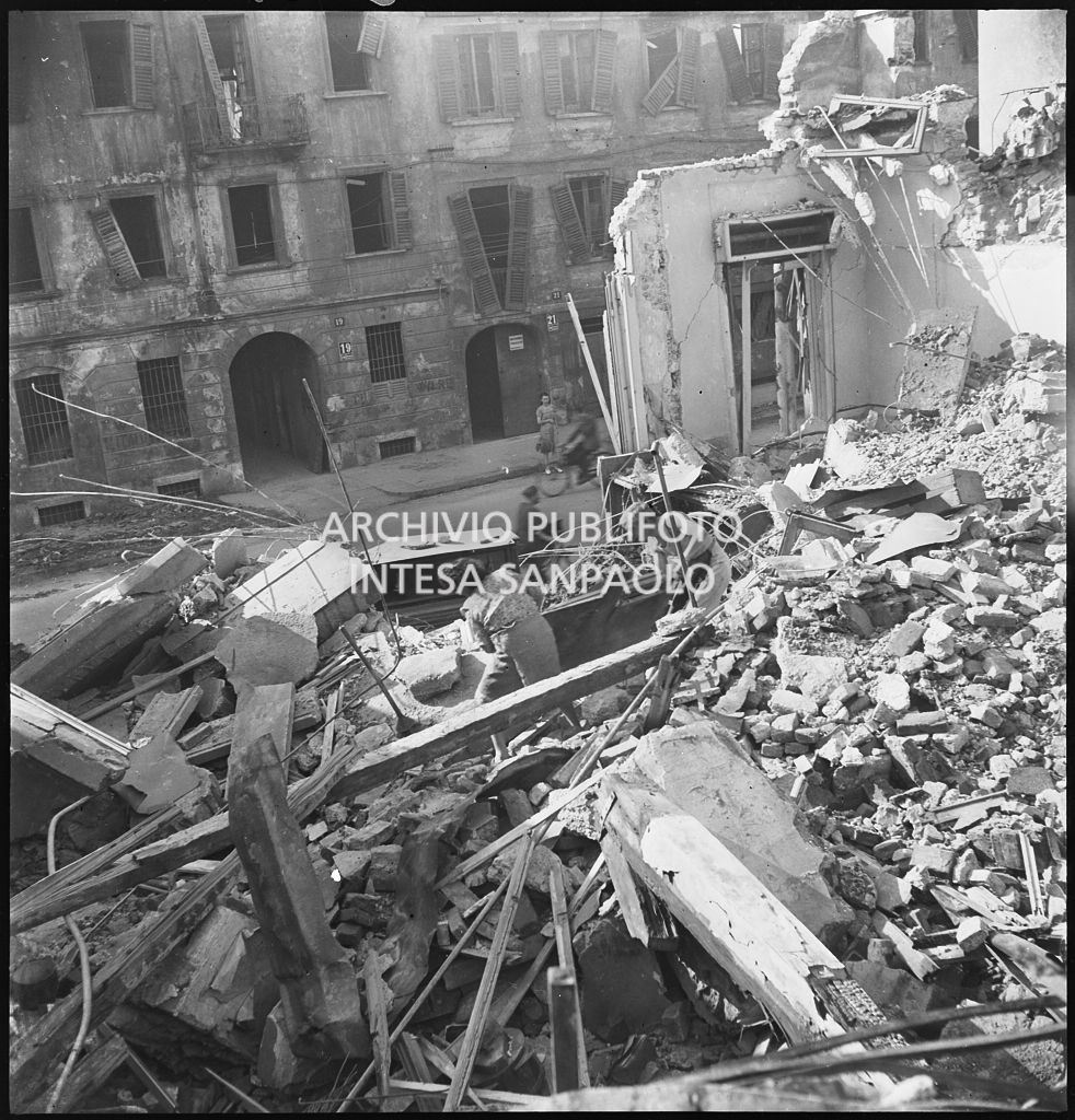 Macerie degli edifici distrutti dai bombardamenti in via Beno de' Gozzadini  (via che oggi non esiste più, collegava corso Italia all'allora corso Roma, oggi corso di Porta Romana)