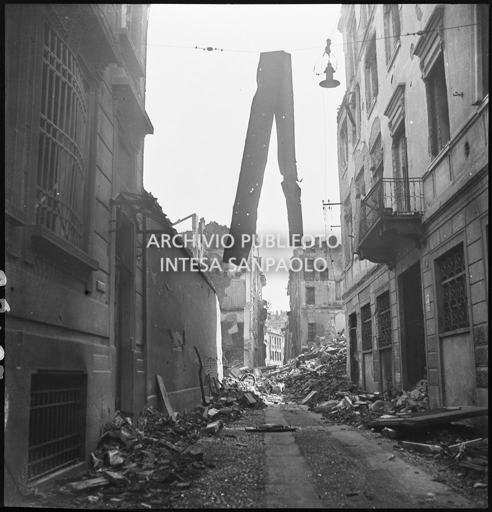 Via Beno de' Gozzadini (via che oggi non esiste più, collegava corso Italia all'allora corso Roma, oggi corso di Porta Romana) dopo i bombardamenti e ingombra dei rottami e detriti