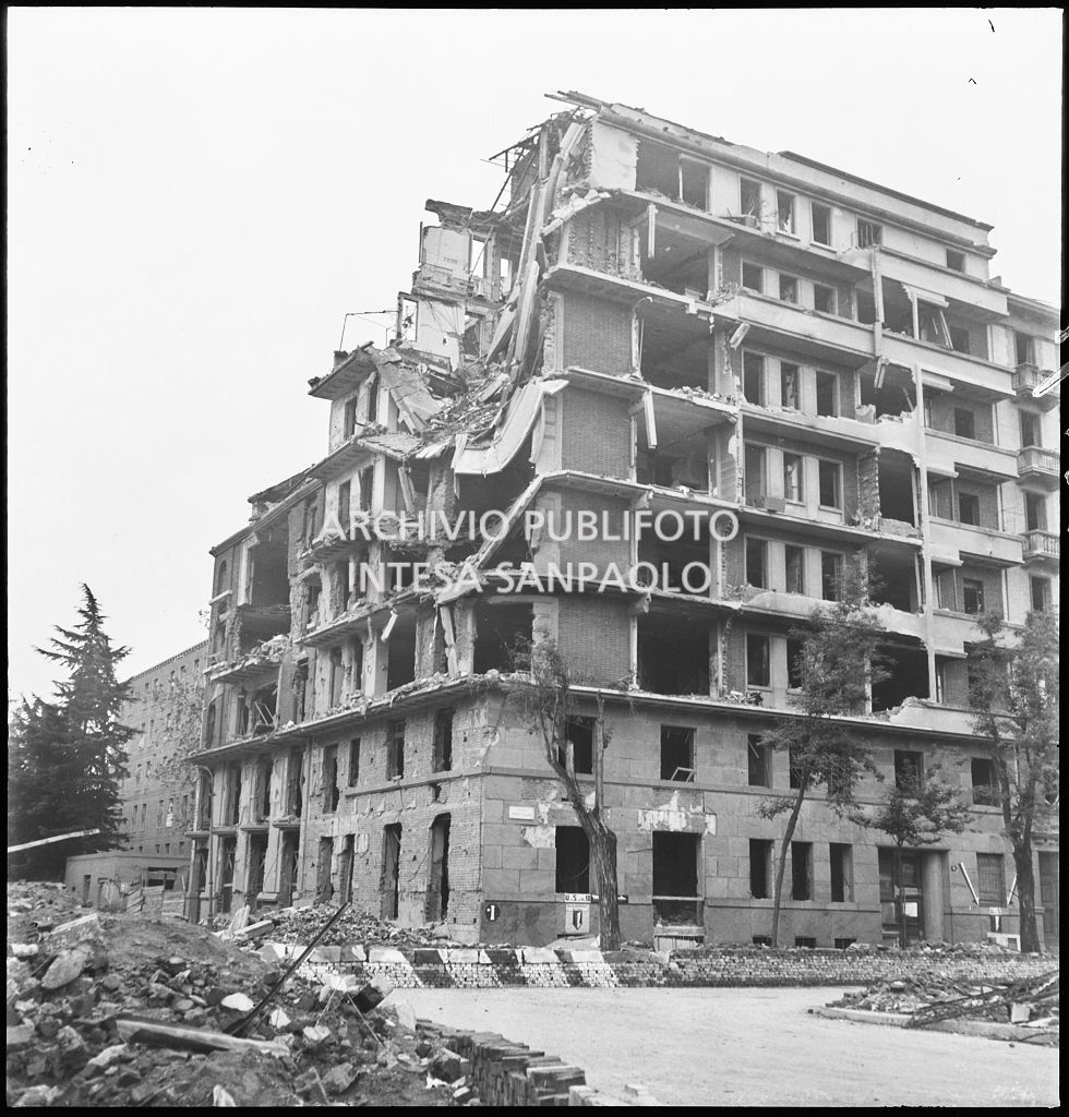 Edificio gravemente danneggiato dai bombardamenti in piazza Giulio Cesare 8 all'angolo con via Paolo Veronese