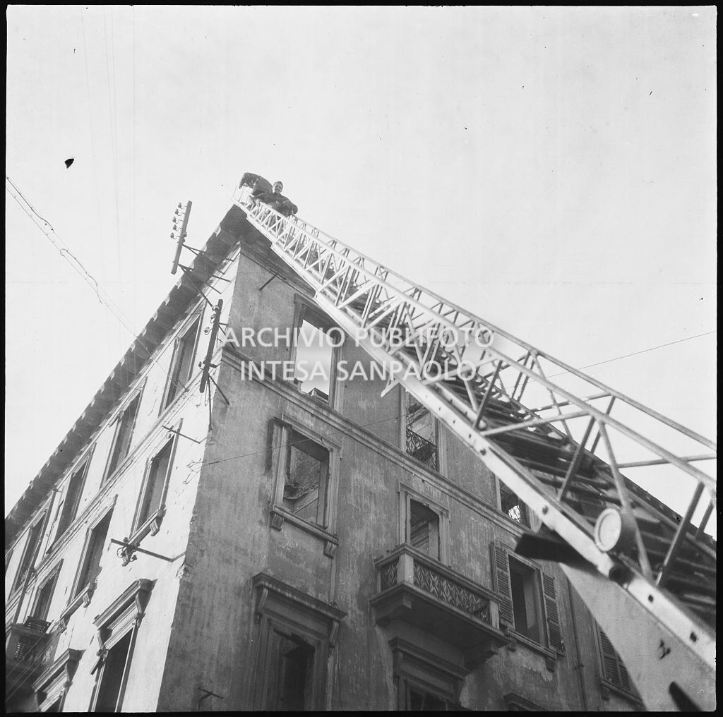 Intervento con autoscala per la messa in sicurezza degli edifici danneggiati dai bombardamenti della città