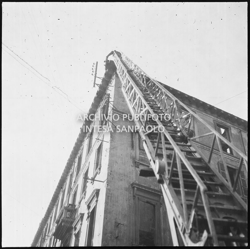 Intervento con autoscala per la messa in sicurezza degli edifici danneggiati dai bombardamenti della città