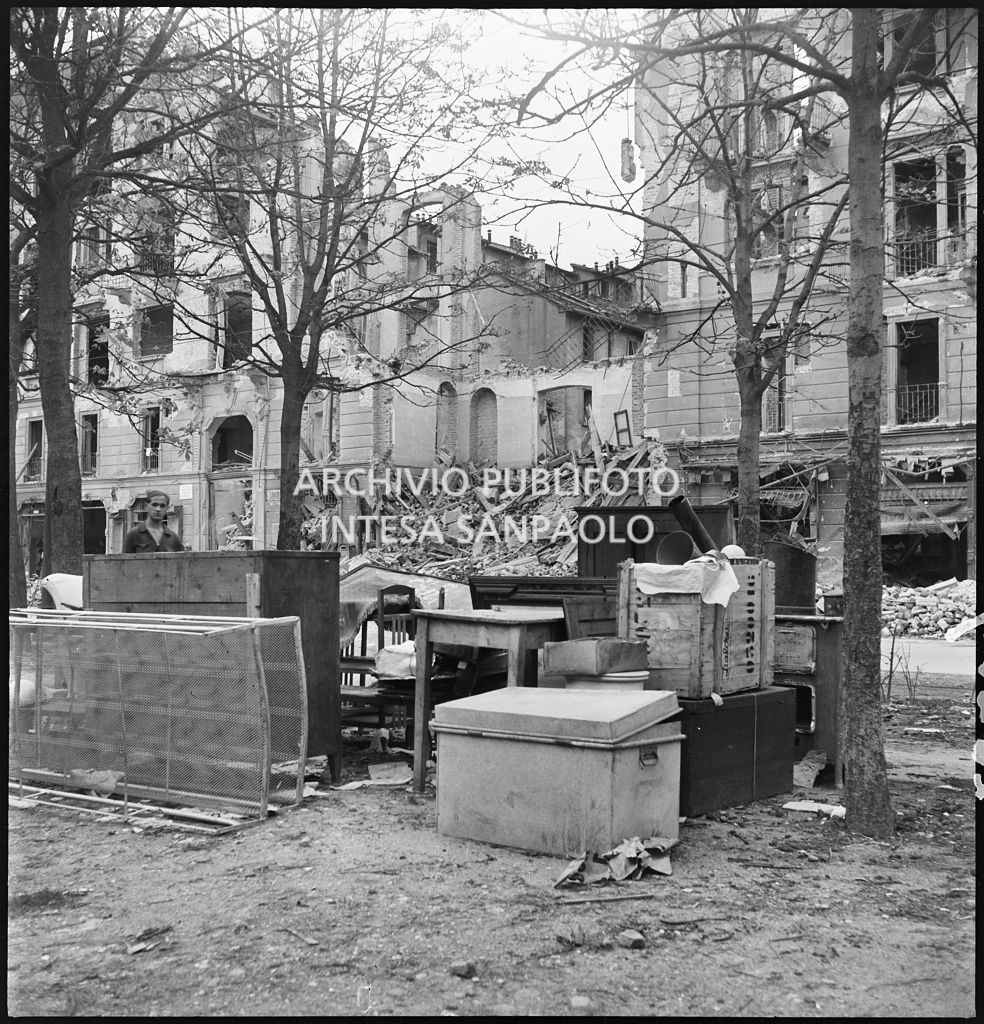 Masserizie recuperate dagli edifici bombardati e radunate per strada in corso Indipendenza a Milano. Sullo sfondo gli edifici sventrati