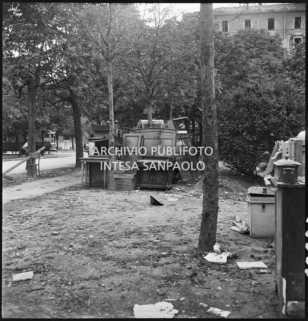 Masserizie recuperate dagli edifici bombardati e radunate per strada in corso Indipendenza a Milano