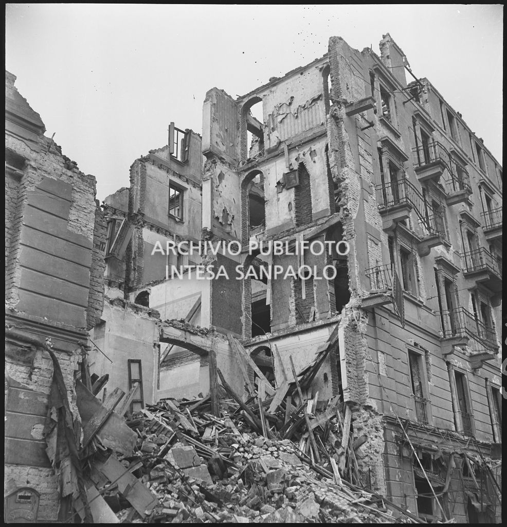 Edificio sventrato dai bombardamenti in corso Indipendenza a Milano