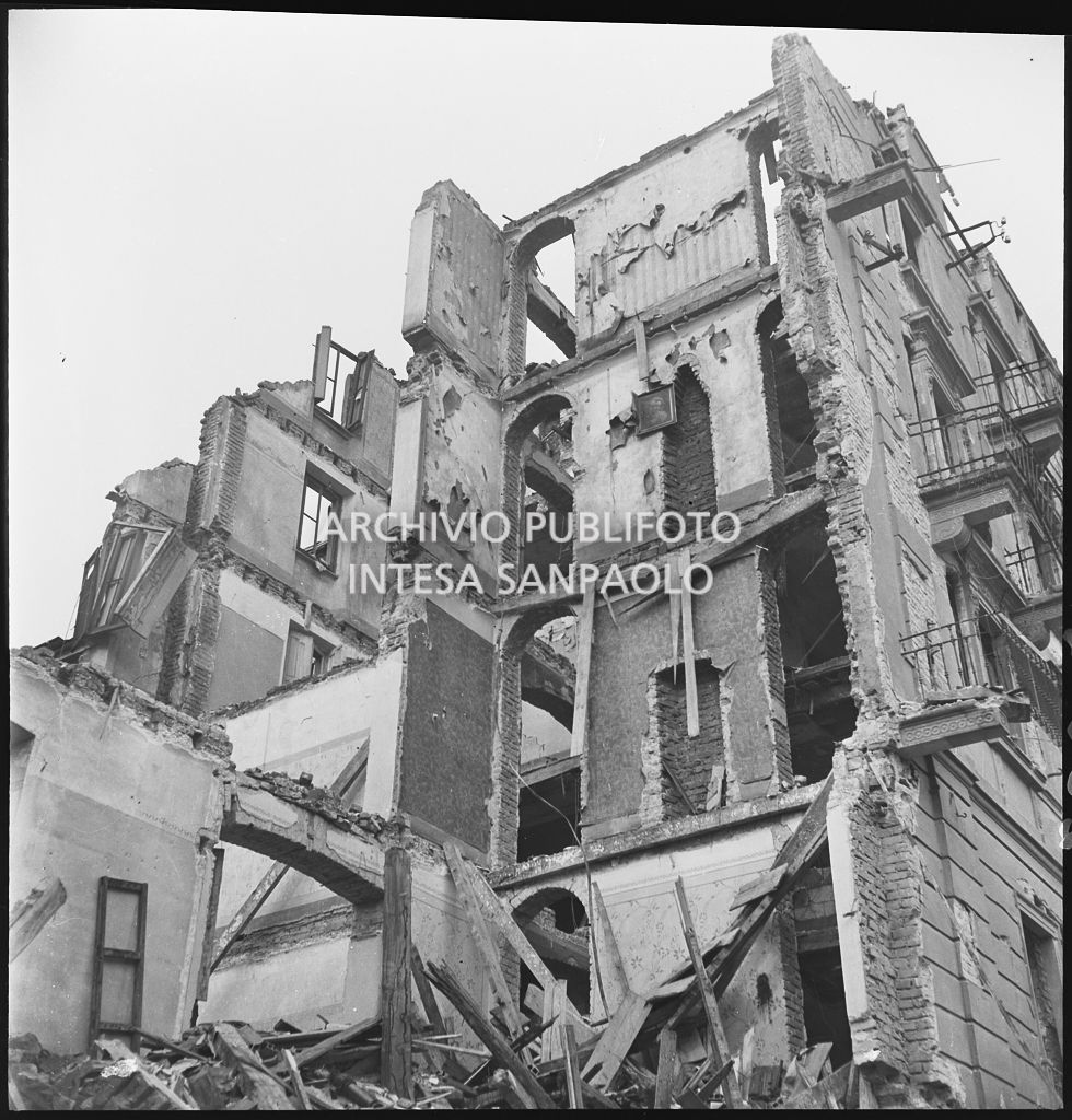 Particolare di un edificio crollato, in corso Indipendenza, a seguito dei bombardamenti sulla città di Milano