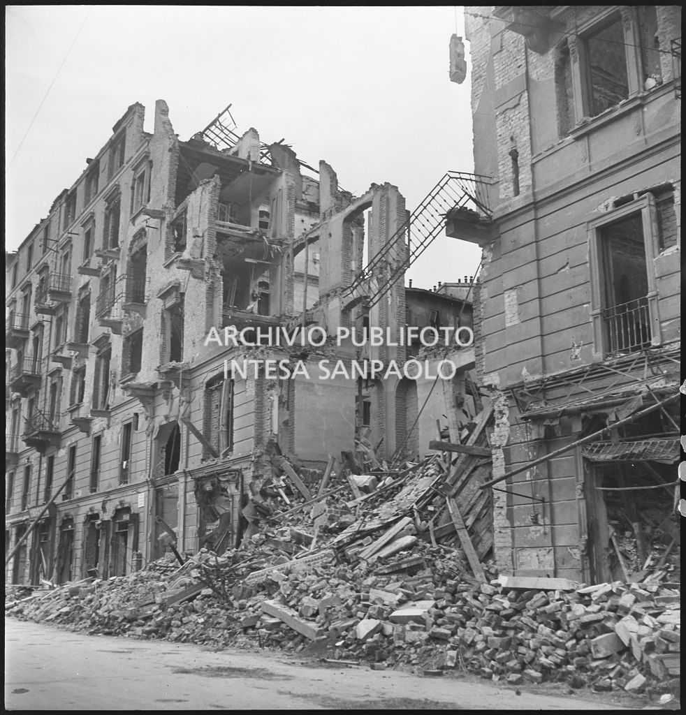 Edificio sventrato dai bombardamenti in corso Indipendenza