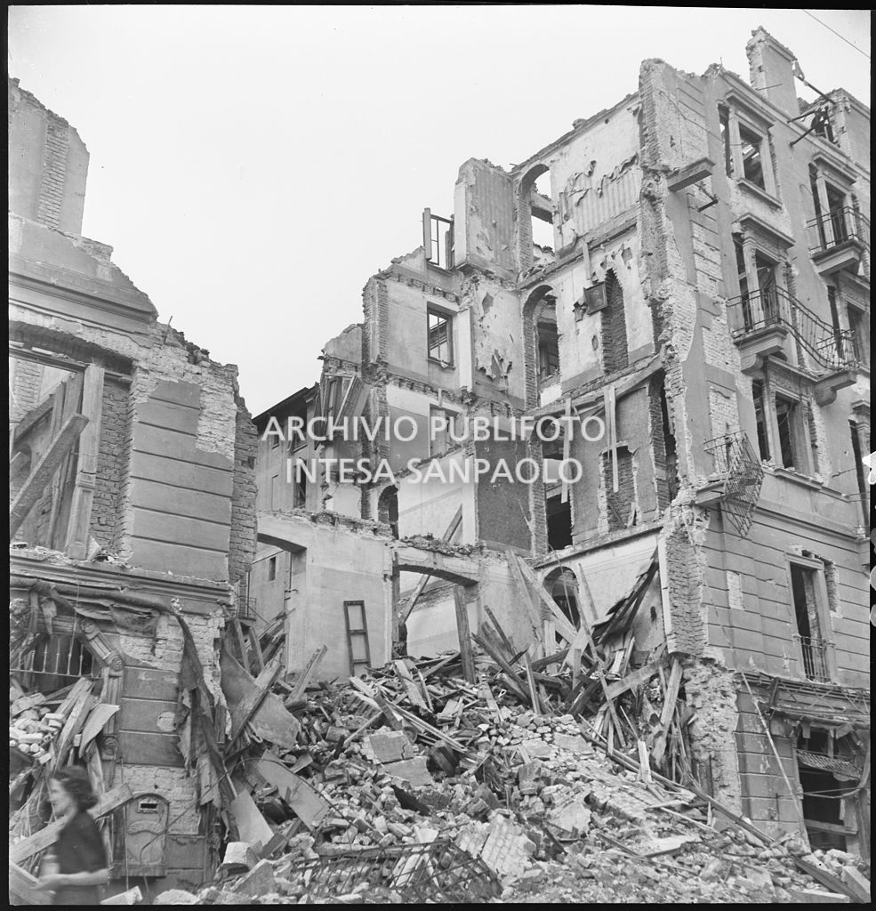 Edificio sventrato dai bombardamenti in corso Indipendenza
