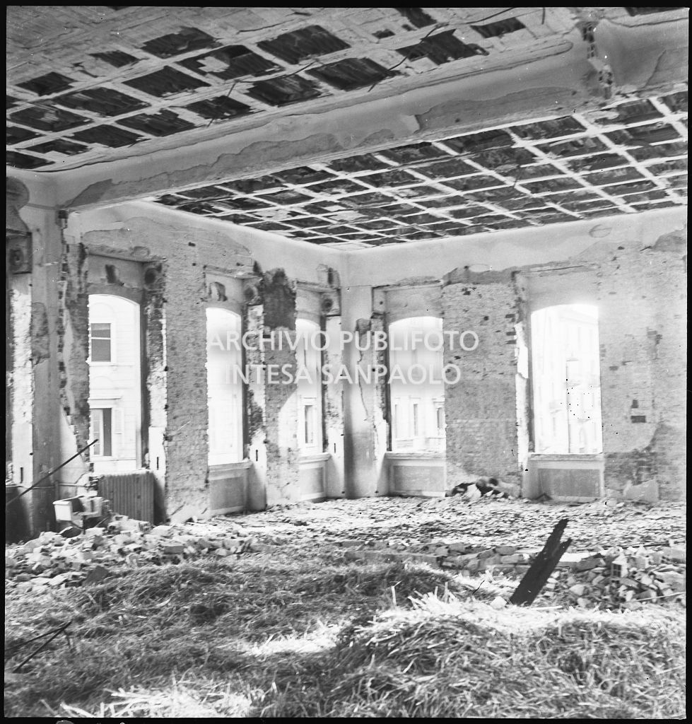 Interno dell'Istituto Paolo Frisi gravemente danneggiato dai bombardamenti