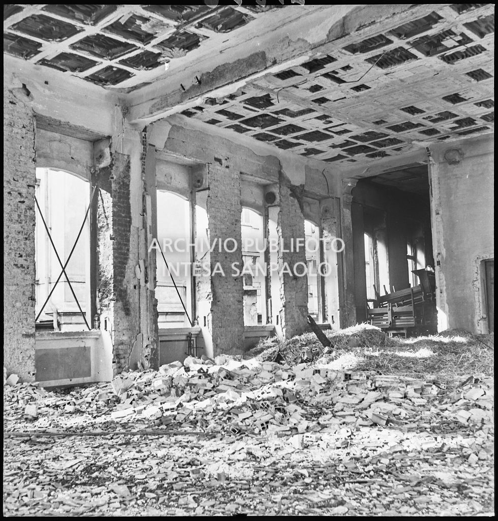 Interno dell'Istituto Paolo Frisi gravemente danneggiato dai bombardamenti