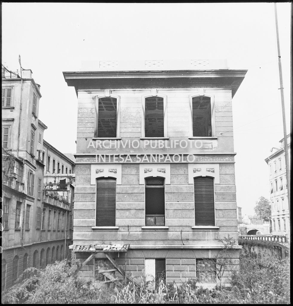 Esterno dell'Istituto Paolo Frisi danneggiato dai bombardamenti