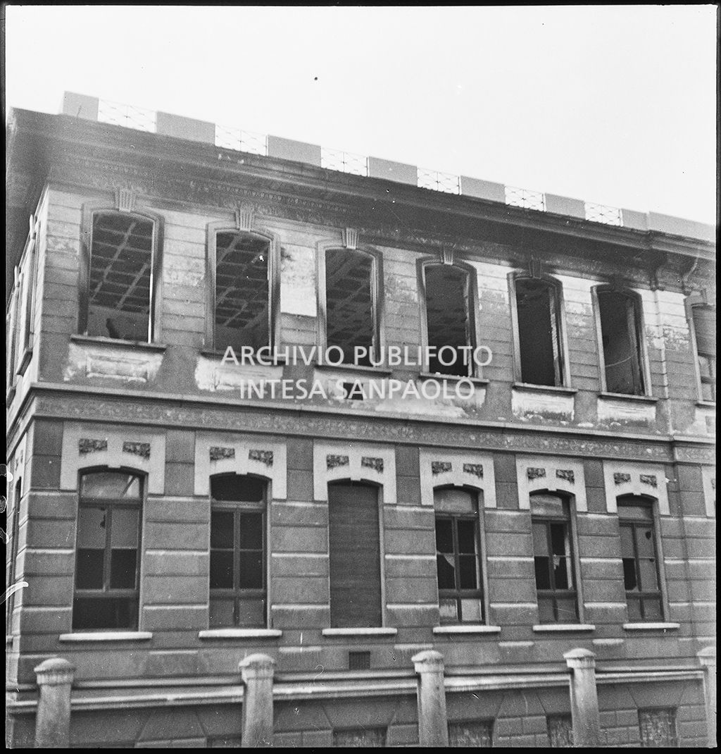Scorcio dell'esterno dell'Istituto Paolo Frisi danneggiato dai bombardamenti