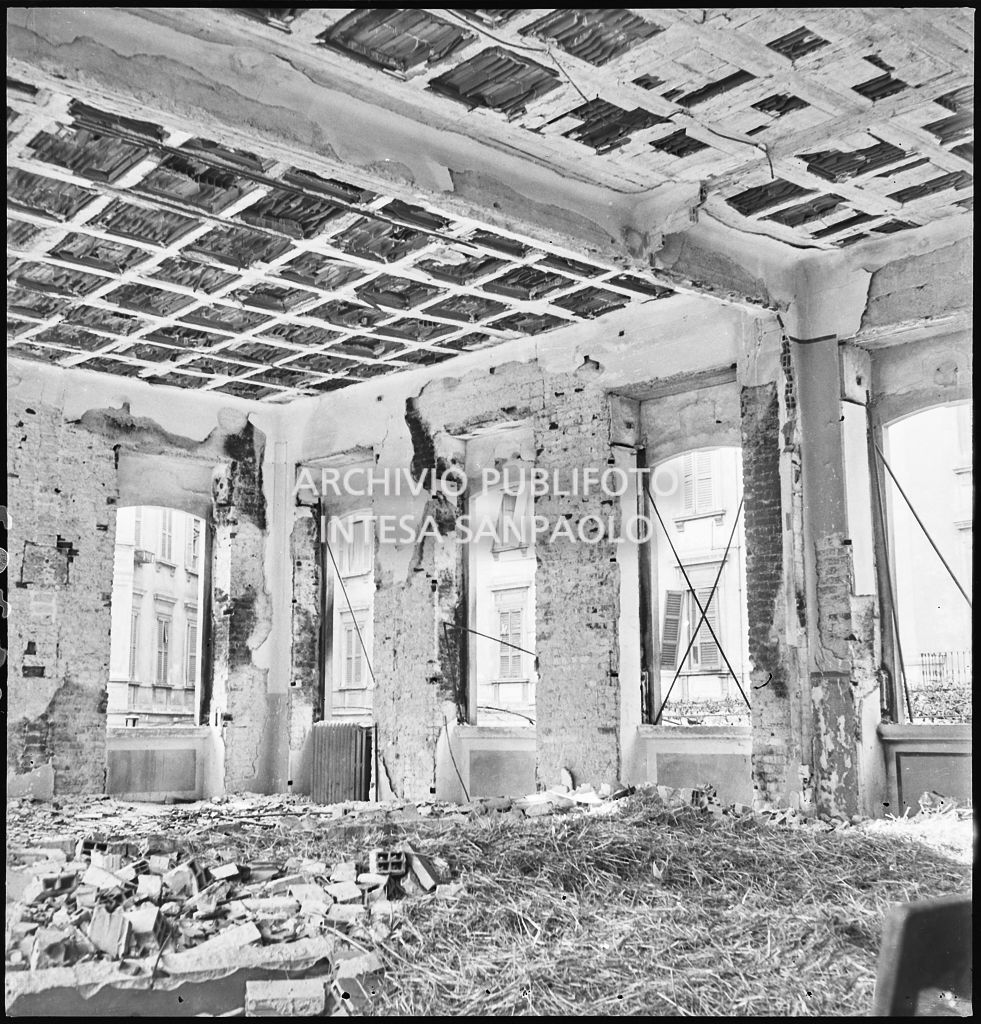 Interno dell'Istituto Paolo Frisi gravemente danneggiato dai bombardamenti