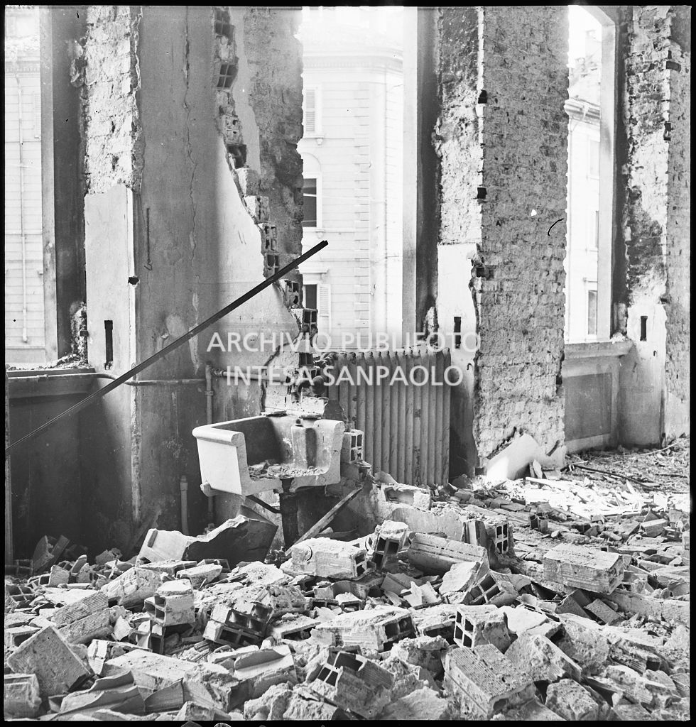Macerie all'interno dell'Istituto Paolo Frisi gravemente danneggiato dai bombardamenti