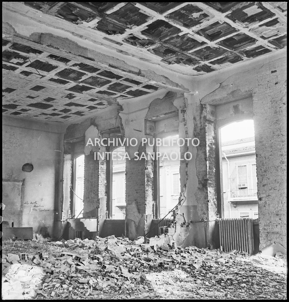 Interno dell'Istituto Paolo Frisi gravemente danneggiato dai bombardamenti
