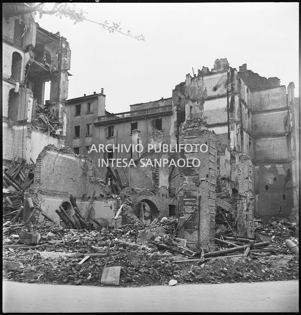 Edifici in via Lecco a Milano sventrati dai bombardamenti