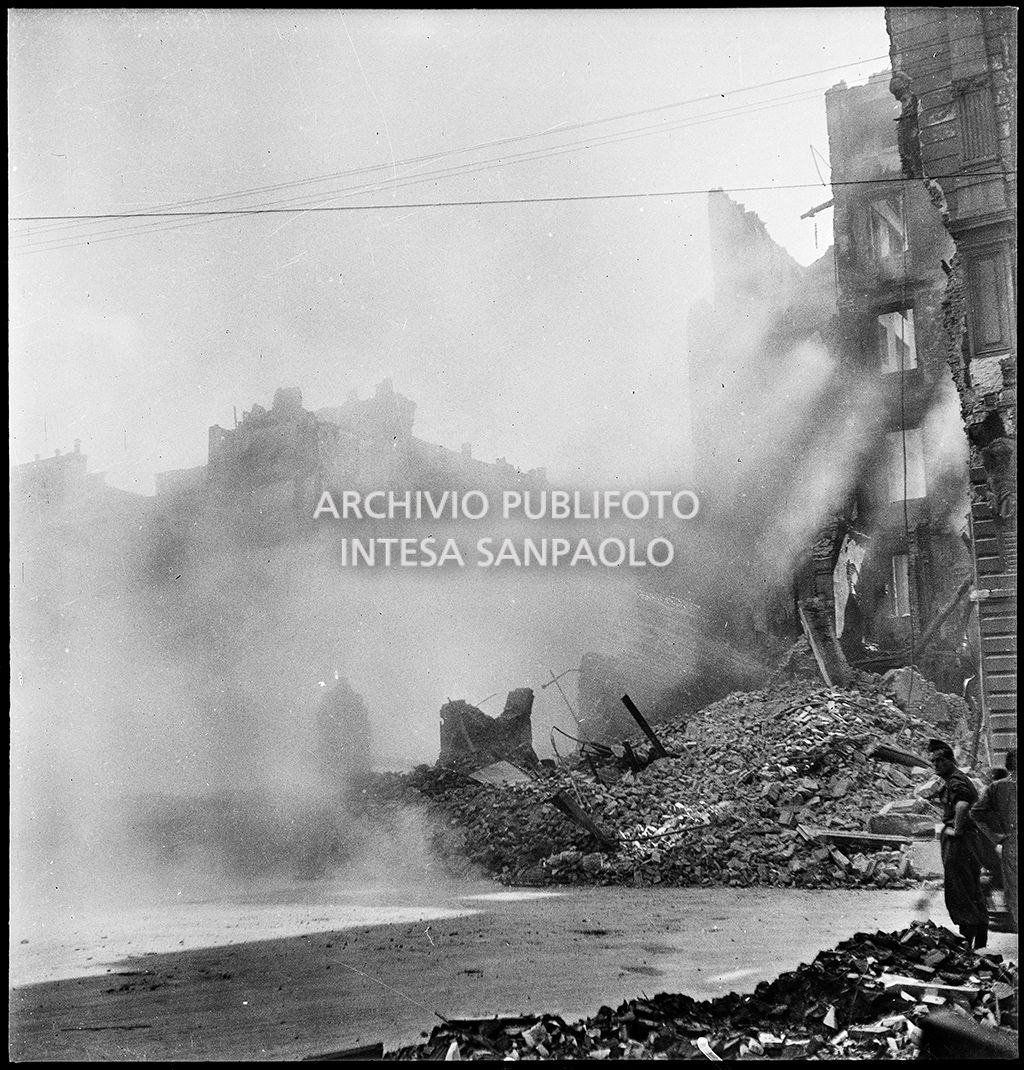 Macerie in via Lecco a Milano all'indomani dei bombardamenti che hanno distrutto gli edifici della via e la cui polvere è ancora nell'aria