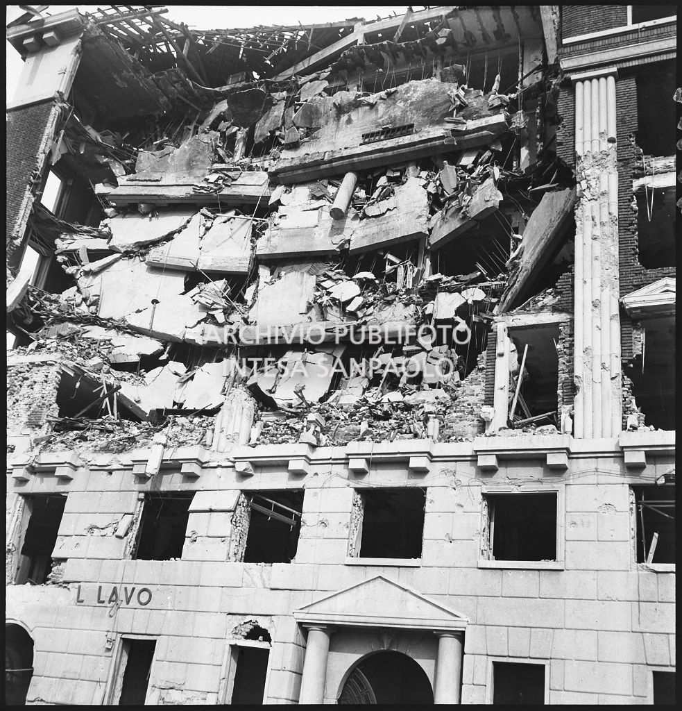 Particolare di un edificio, parzialmente crollato su se stesso a causa dei bombardamenti, in via Legnano