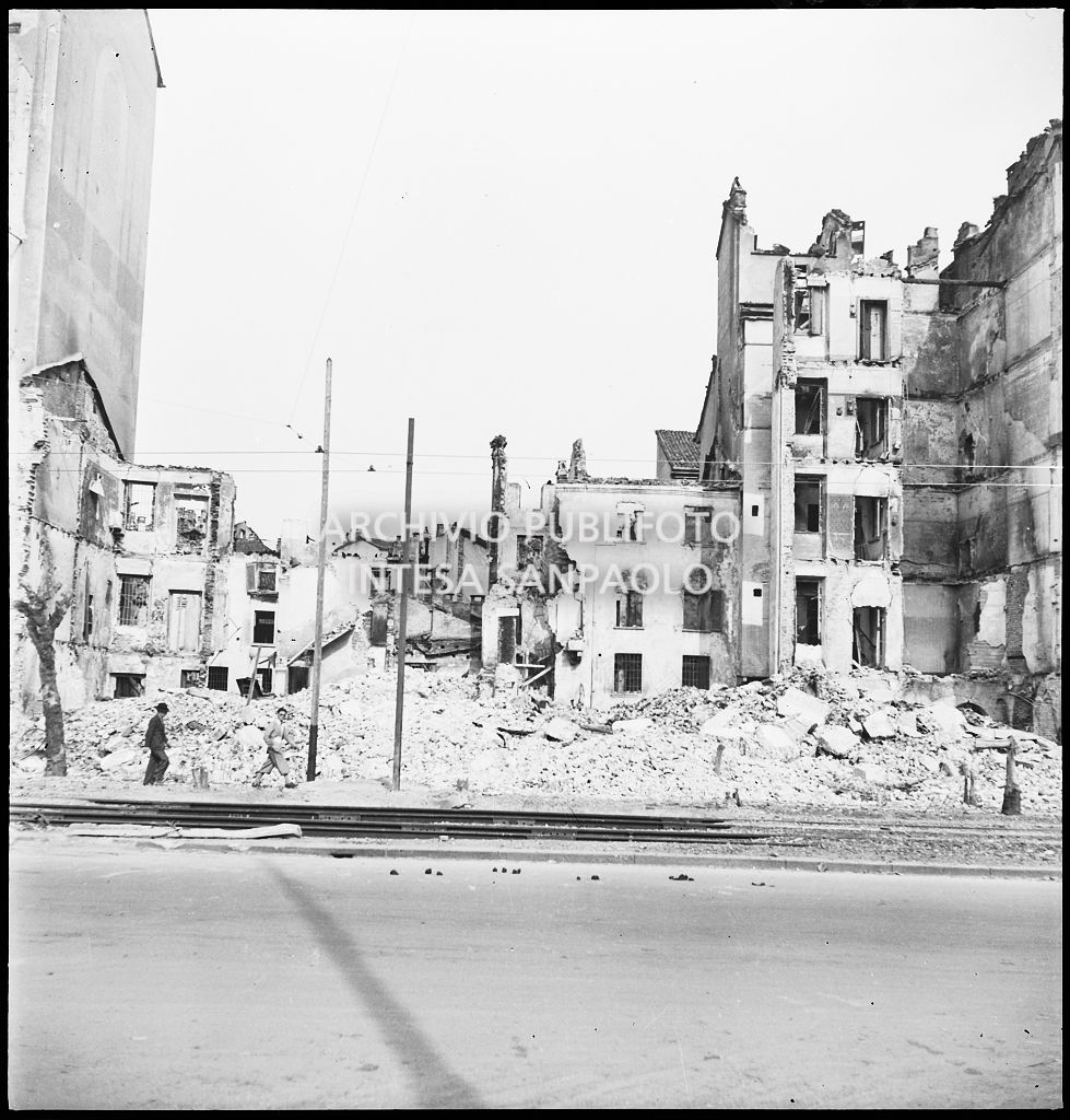 Edifici distrutti dai bombardamenti in via Legnano a Milano