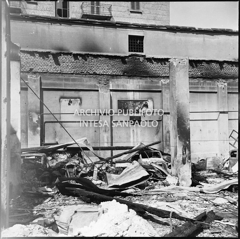 Autorimessa Loreto, ingombra di macerie dei bombardamenti che hanno fatto crollare il tetto e danneggiato le automobili ricoverate