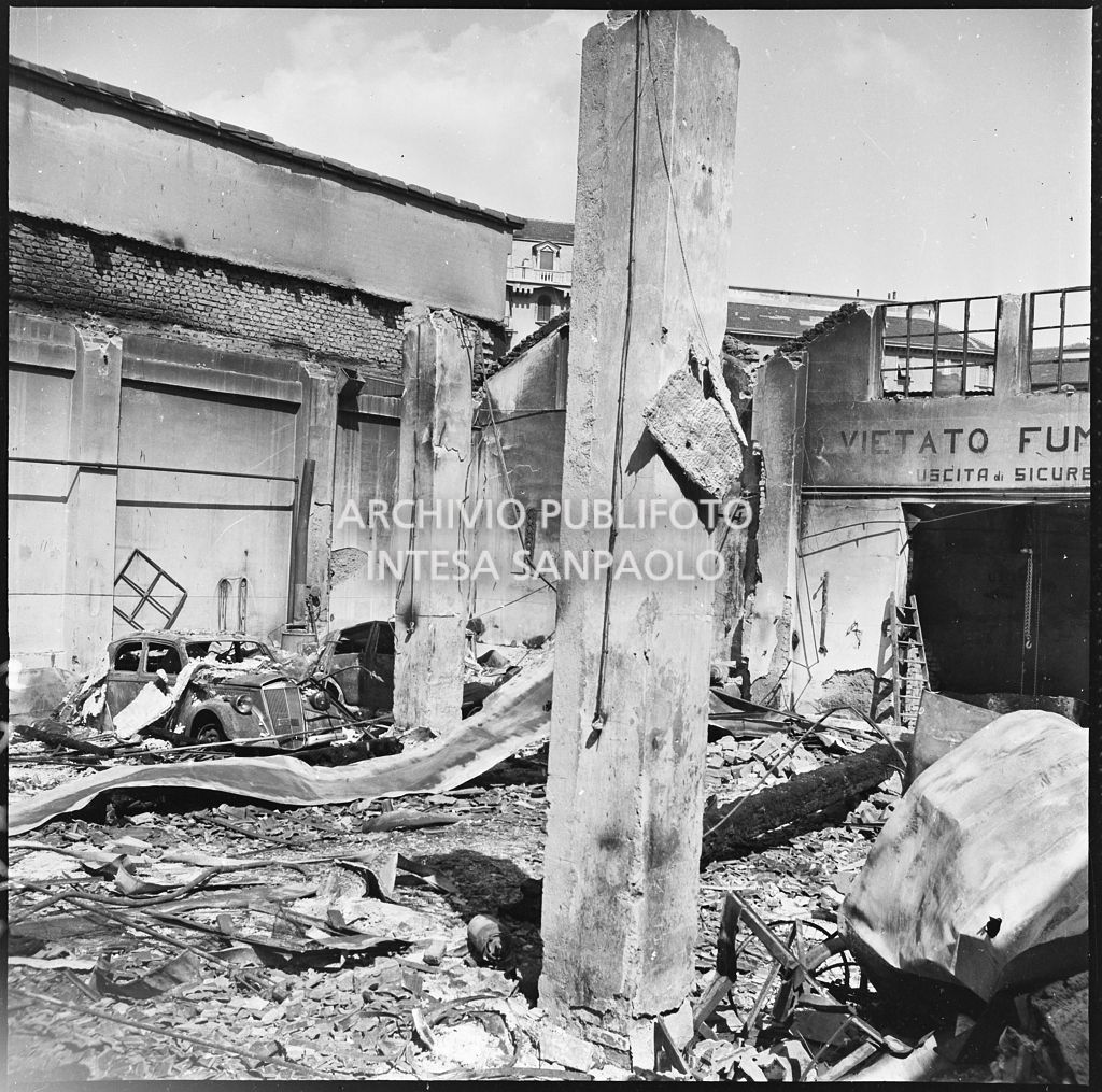 Autorimessa Loreto, ingombra di macerie dei bombardamenti che hanno fatto crollare il tetto e danneggiato le automobili ricoverate