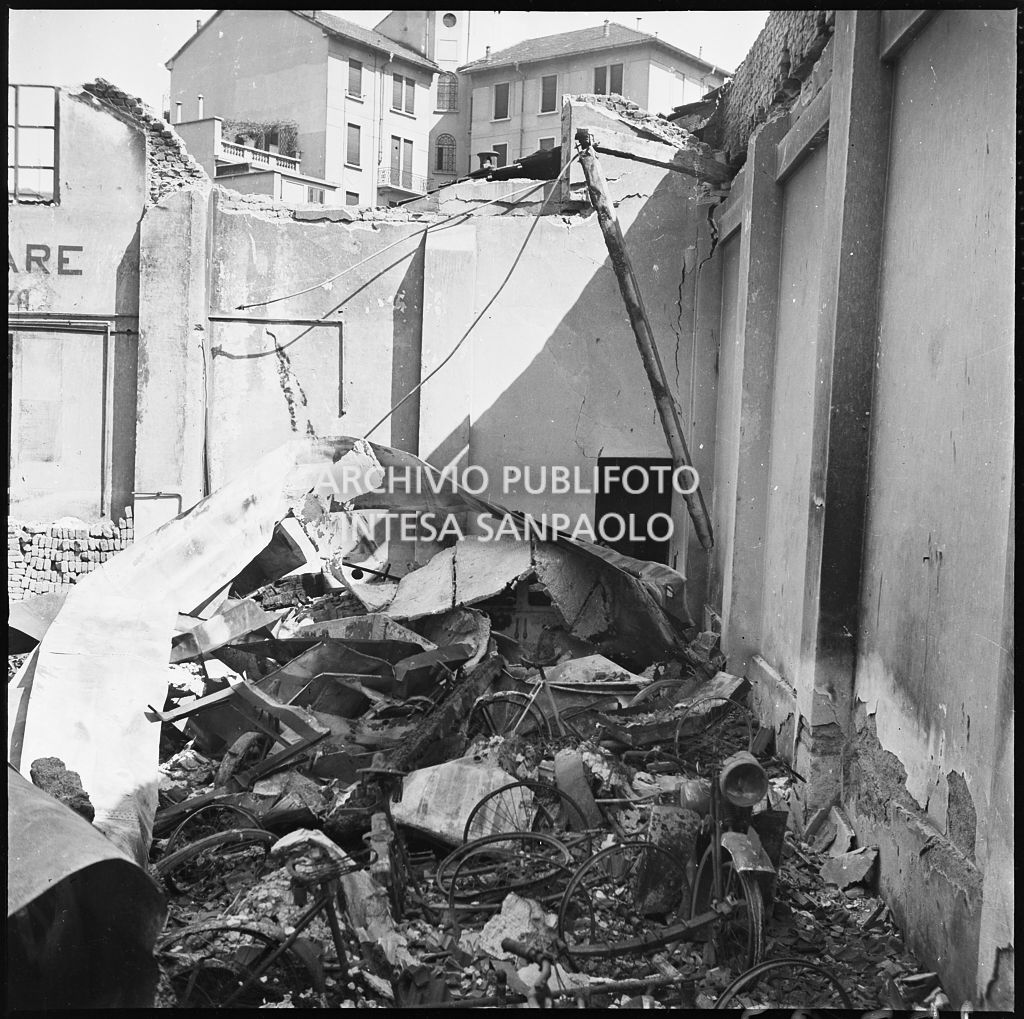 Autorimessa Loreto, ingombra di macerie dei bombardamenti che hanno fatto crollare il tetto e danneggiato le automobili ricoverate