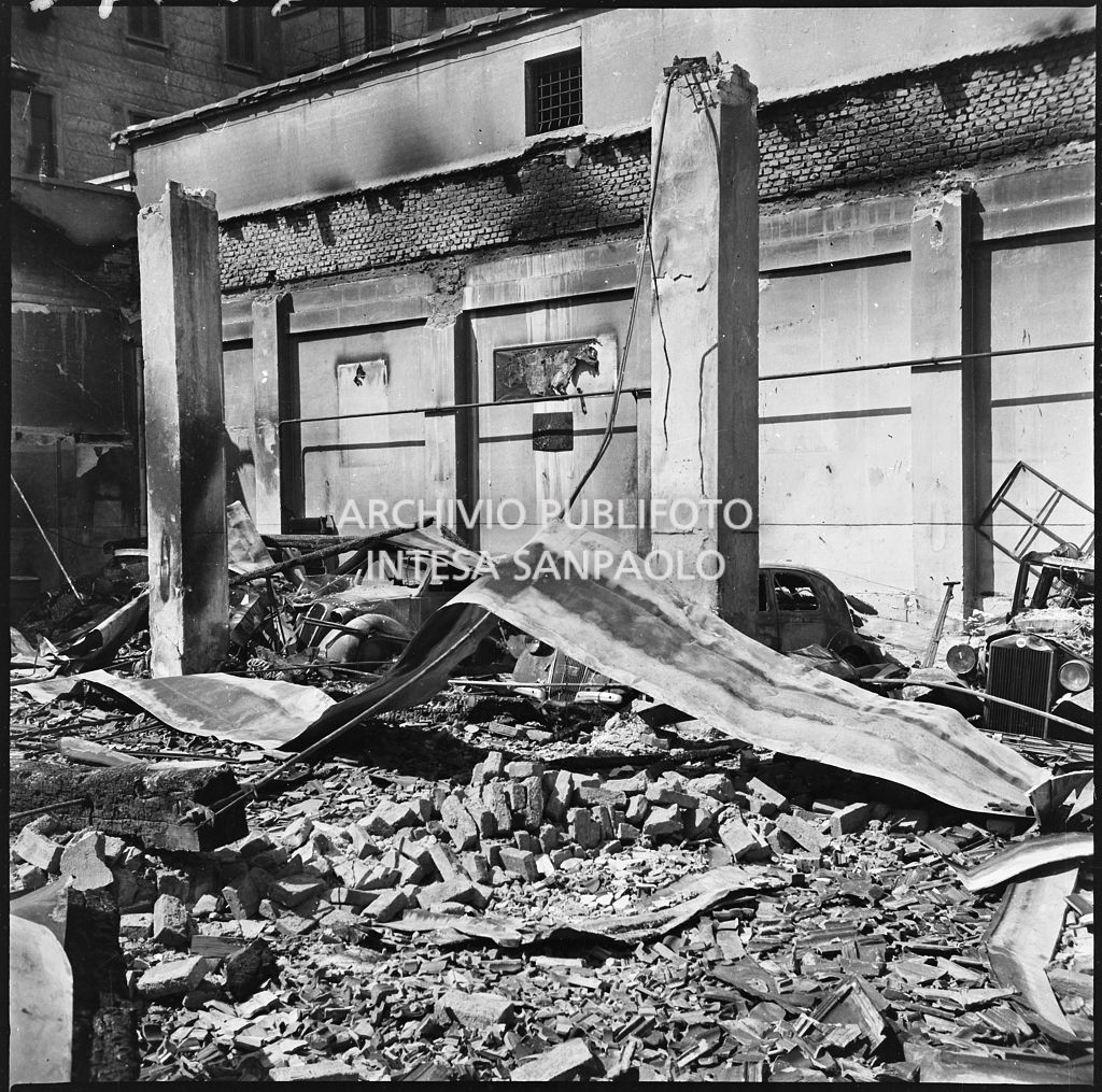 Autorimessa Loreto, ingombra di macerie dei bombardamenti che hanno fatto crollare il tetto
