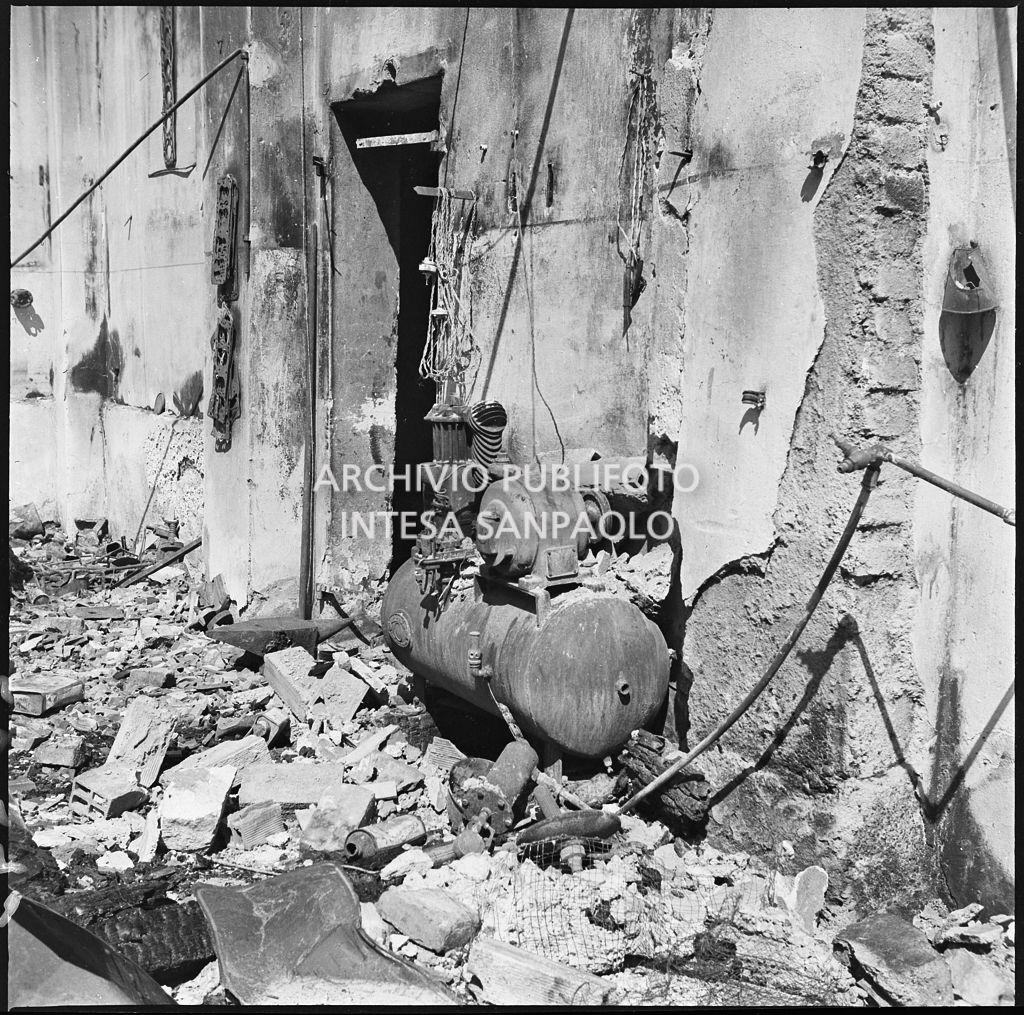 Particolare della Rimessa Loreto ingombra di macerie dei bombardamenti che l'hanno gravemente danneggiata