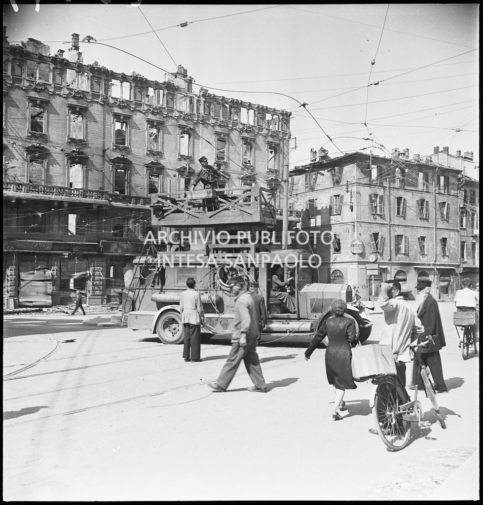 Riparazione delle linee aeree dei tram, danneggiate dai bombardamenti, con l'ausilio di un trabattello in via Cesare Correnti a Milano