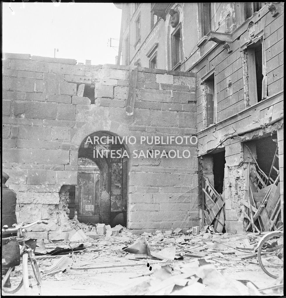 Archi di Porta Nuova medievale all'ingresso di via Alessandro Manzoni, a Milano, danneggiati dai bombardamenti