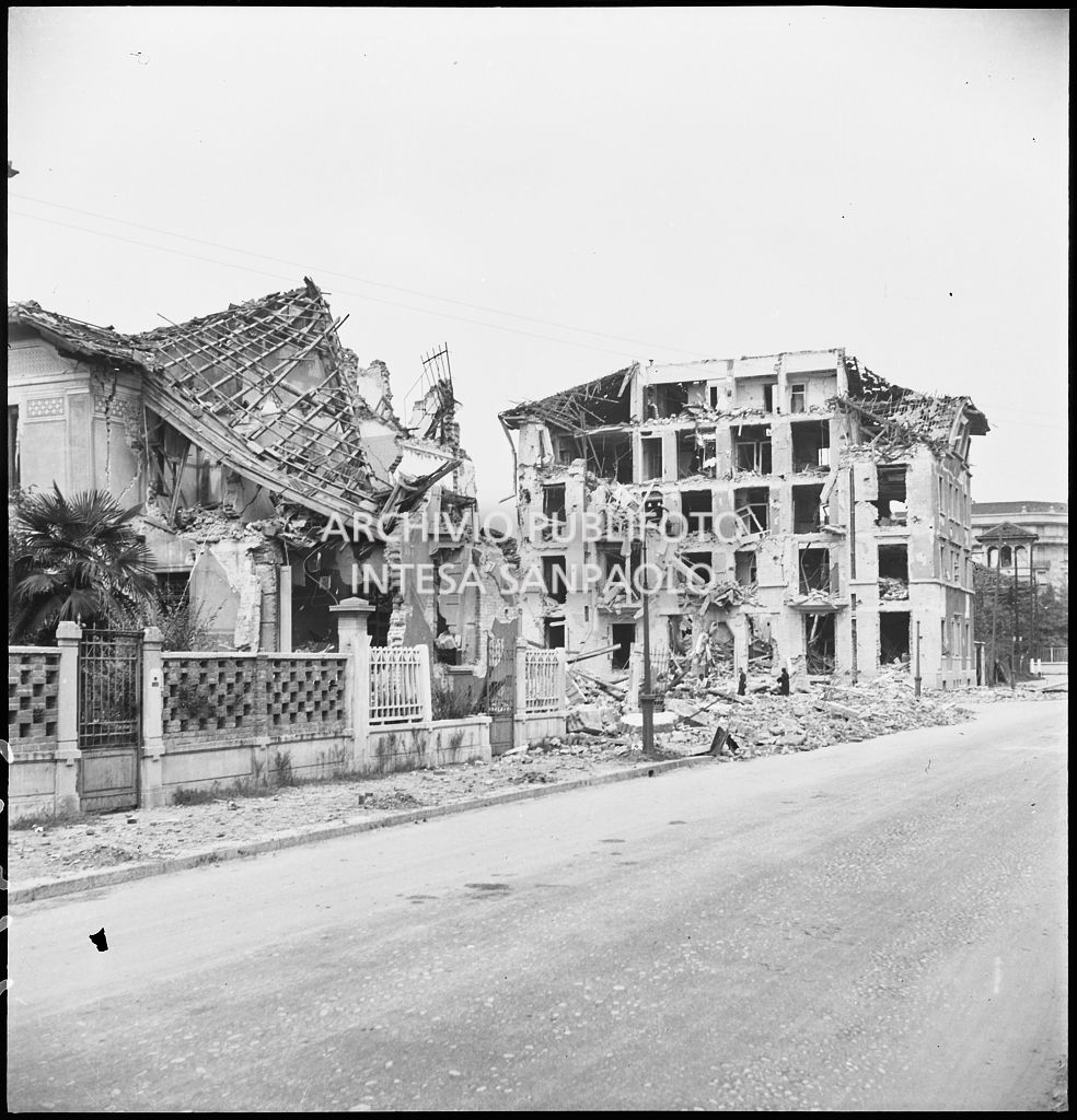 Scorcio di via Melchiorre Gioia con gli edifici sventrati e gravemente danneggiati dai bombardamenti