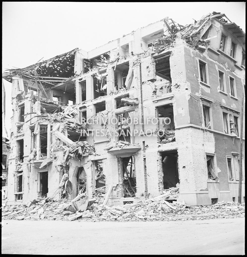 Edificio in via Melchiorre Gioia sventrato dai bombardamenti
