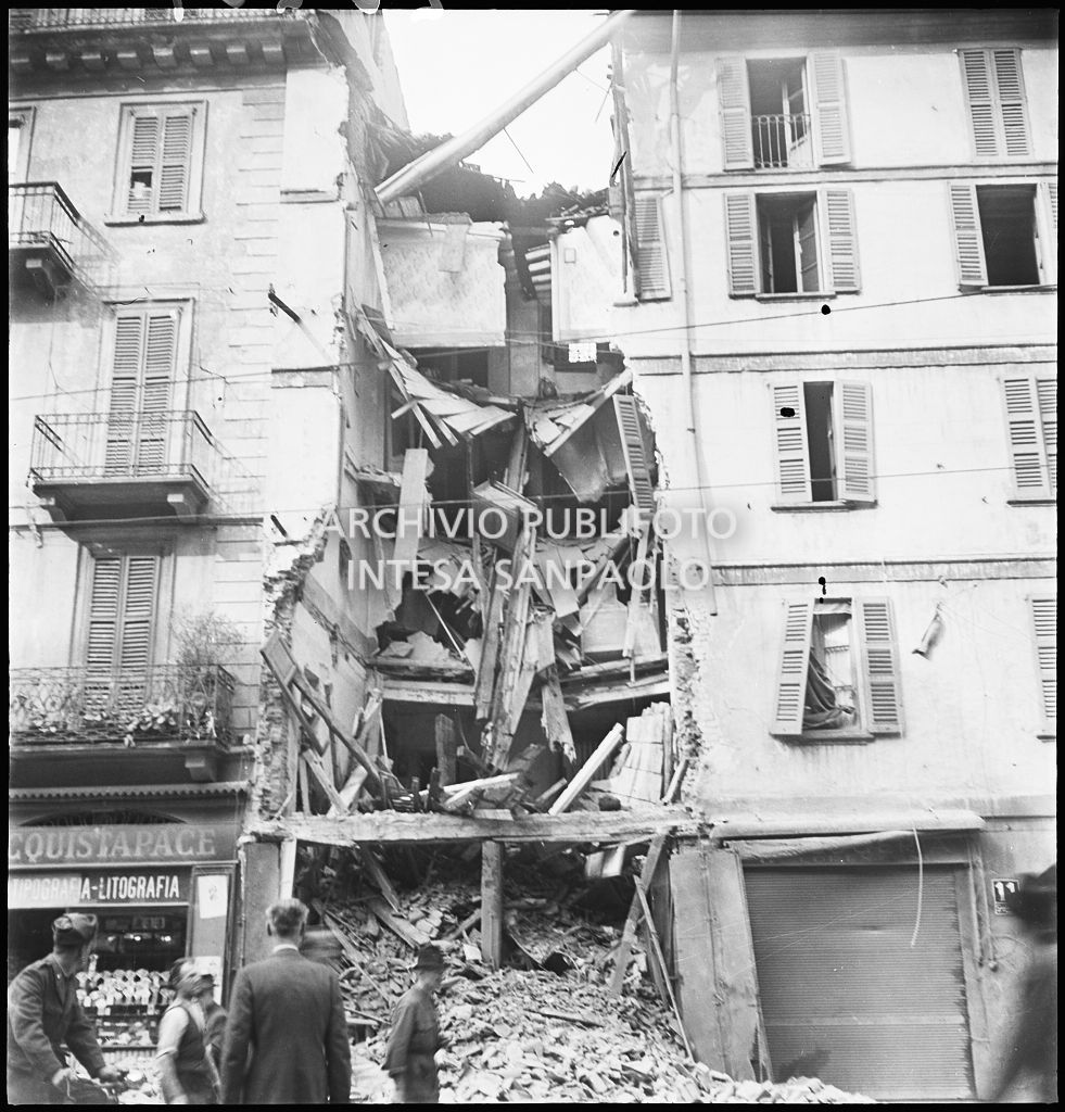 Un edificio distrutto dai bombardamenti in via Ponte Vetero a Milano