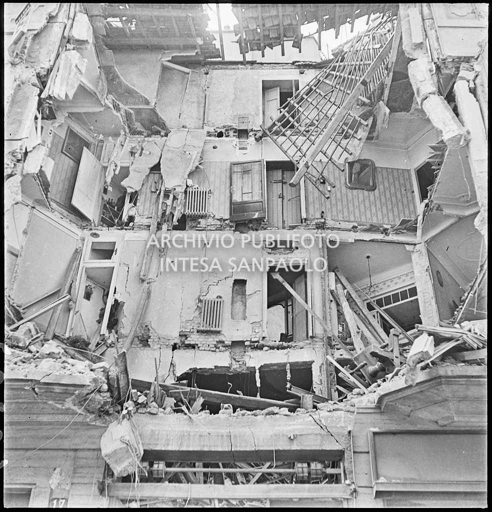 Edificio sventrato dai bombardamenti nelle vicinanze di via Luigi Canonica a Milano