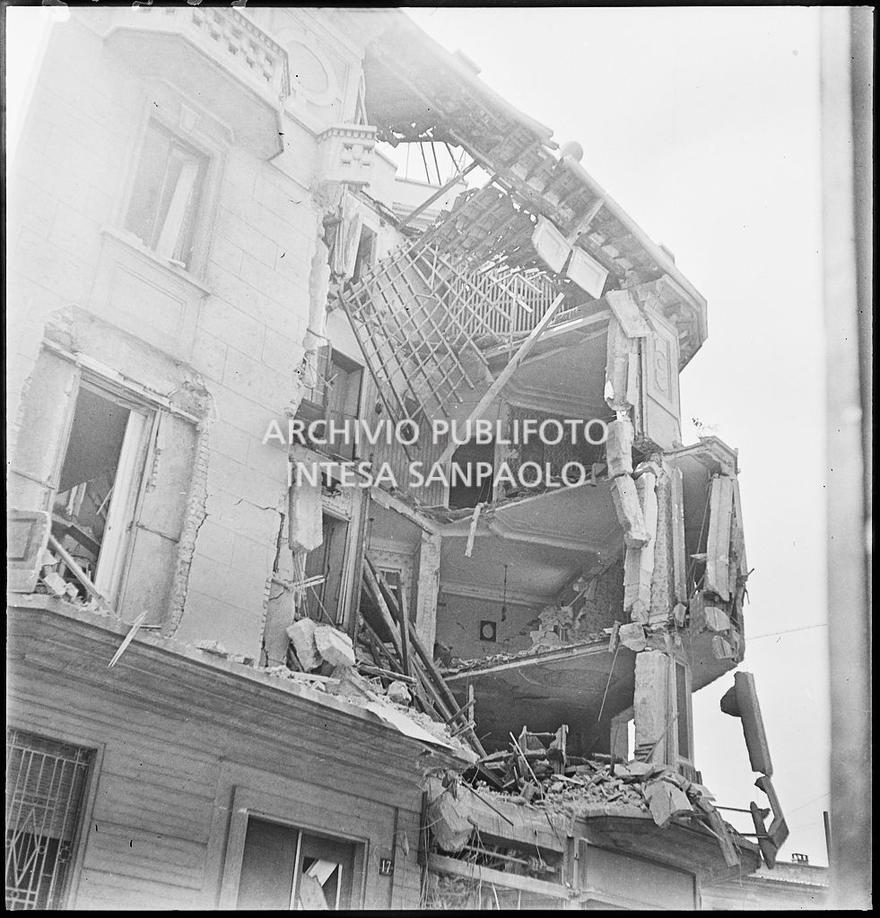 Edificio sventrato dai bombardamenti nelle vicinanze di via Luigi Canonica a Milano
