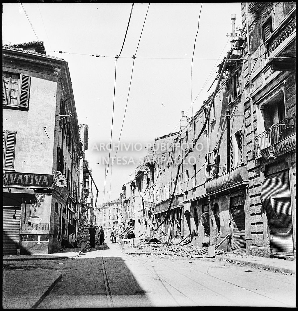 Via Luigi Canonica a Milano con gli edifici devastati dai bombardamenti