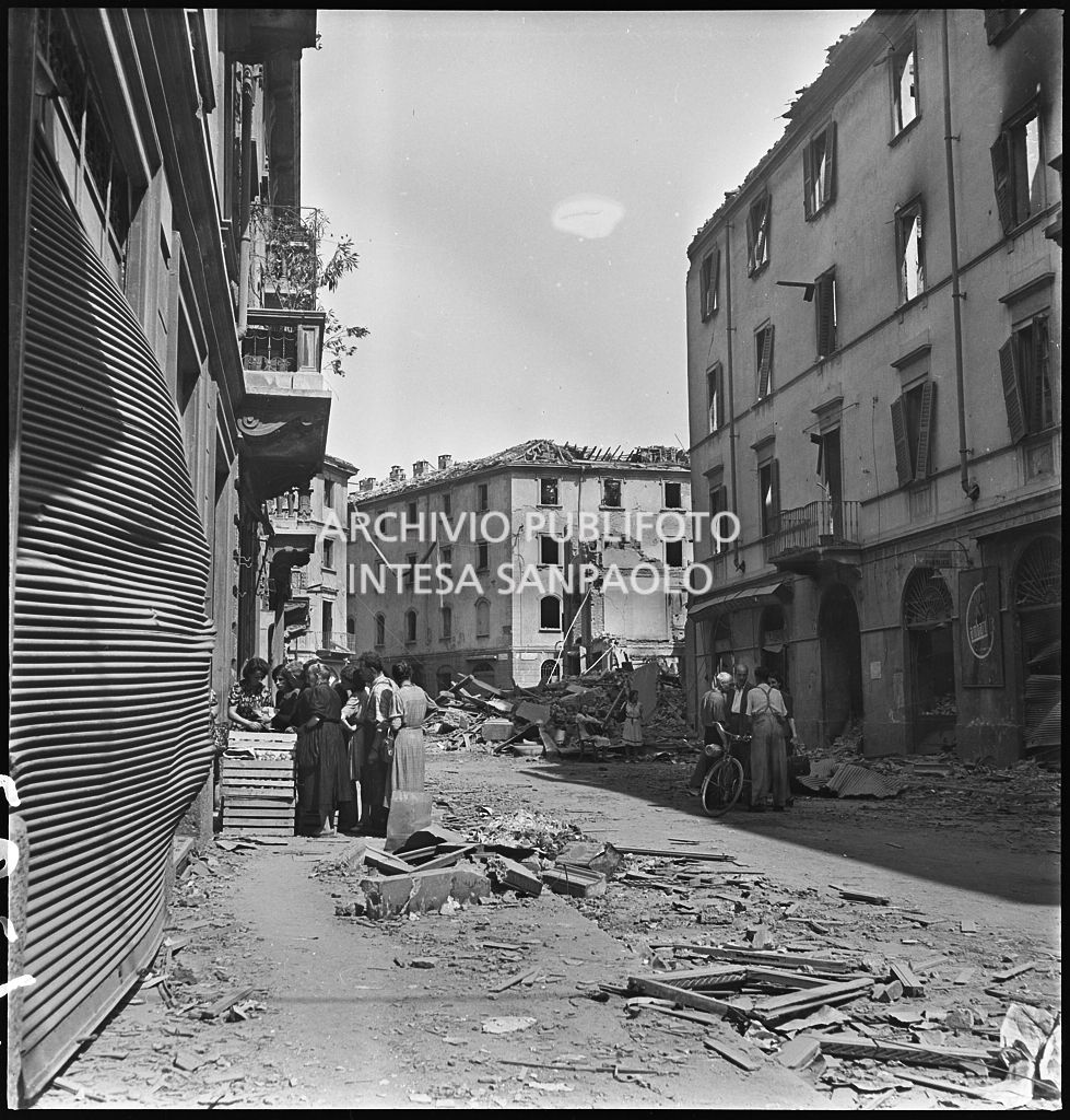Via Antonio Rosmini, a Milano, ingombra di macerie degli edifici devastati dai bombardamenti
