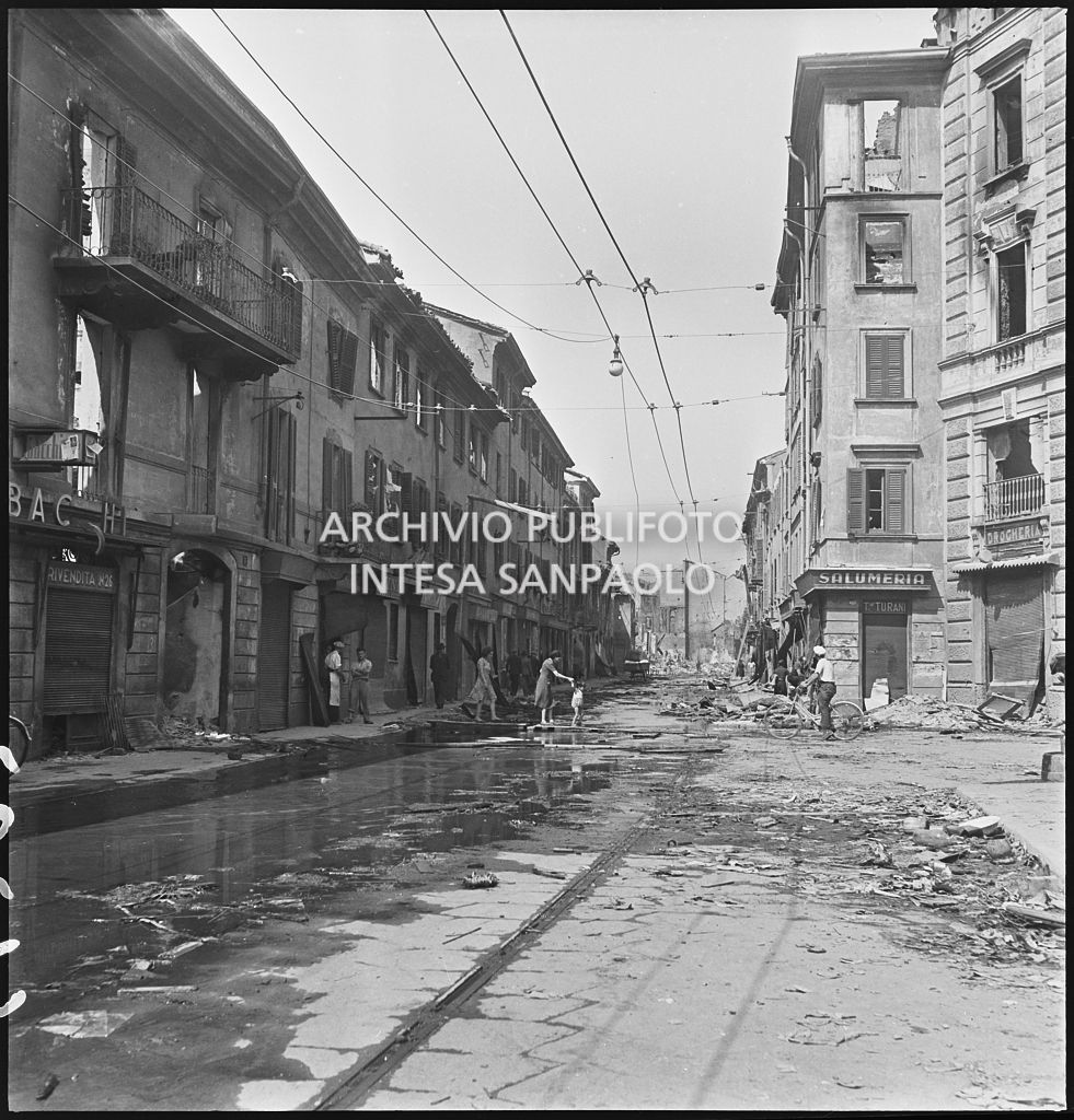 Via Luigi Canonica a Milano con gli edifici devastati dai bombardamenti