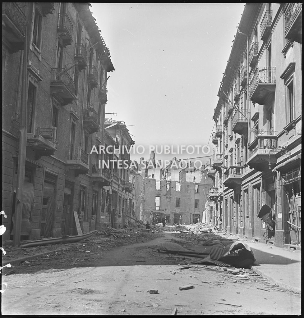 Una via nelle vicinanze di via Luigi Canonica, a Milano, con gli edifici sventrati dai bombardamenti
