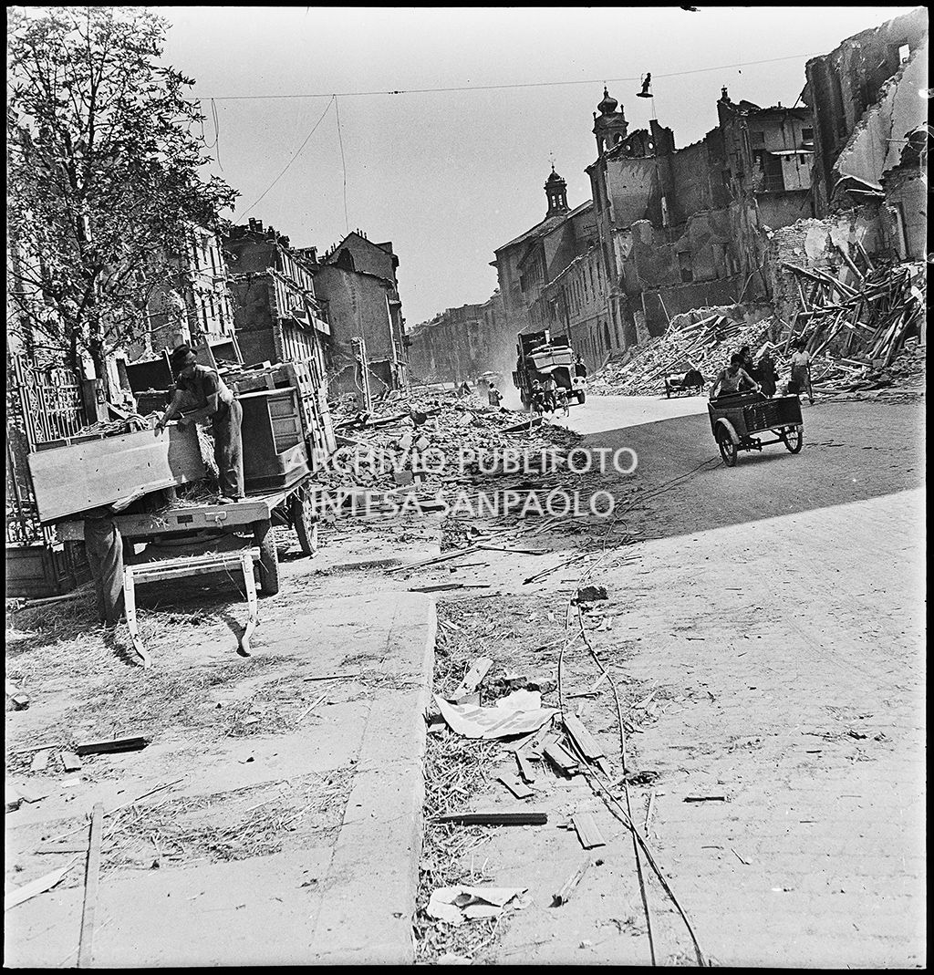 Scorcio di via Edmondo De Amicis a Milano con gli edifici distrutti dai bombardamenti.